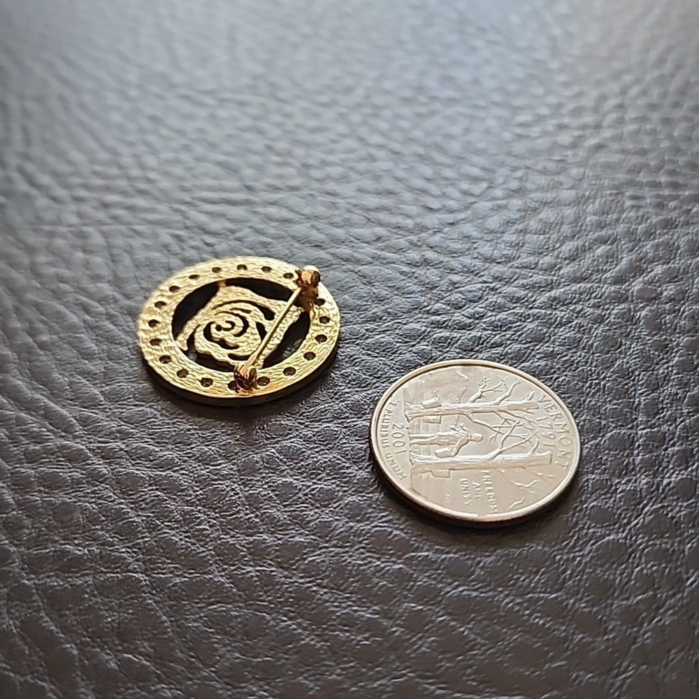 Gold Rose Circle Brooch for Women - Elegant Floral Jewelry - Picture 6 of 6